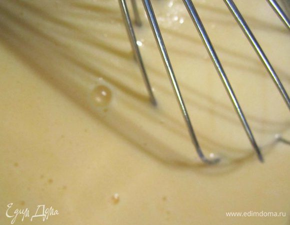 Молоко довести до кипения. Снять с огня. Ввести желтки с сахарам, постоянно помешивая.