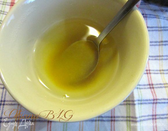 Желатин залить горячей водой (1/3 стакана), перемешать. Ввести желатин в горячий крем. Перемешать охладить.