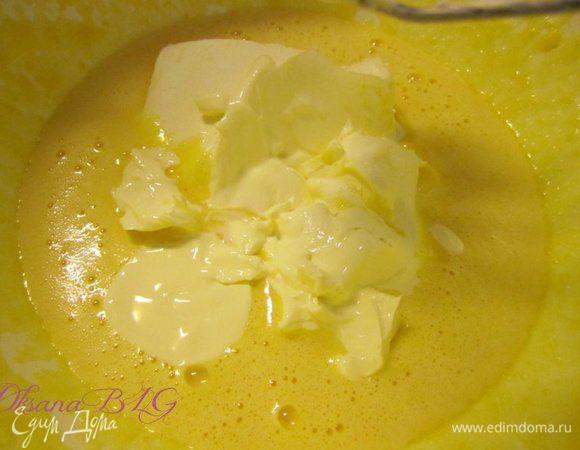 Коржи. Желтки перетереть с сахаром, добавить мягкое масло.