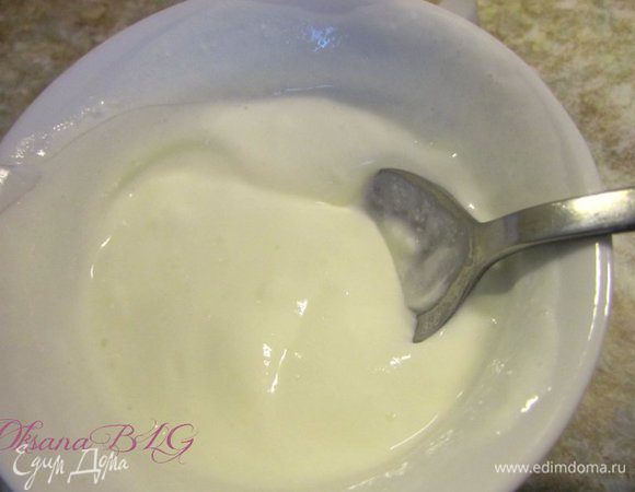 Сметану смешать с содой.