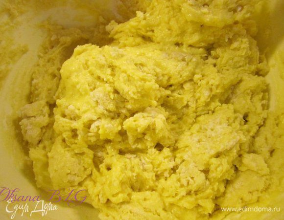 Добавить к желткам и маслу, добавить муку. Муку лучше добавлять не всю.