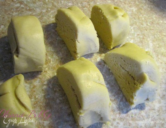 Разделить тесто на 6 частей. Поставить минут на 30 в холодильник.