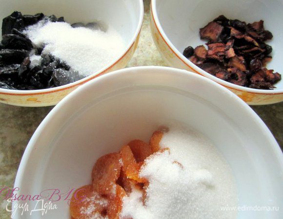 Сухофрукты засыпать сахаром и залить кипятком. Оставить на 10-15 минут.