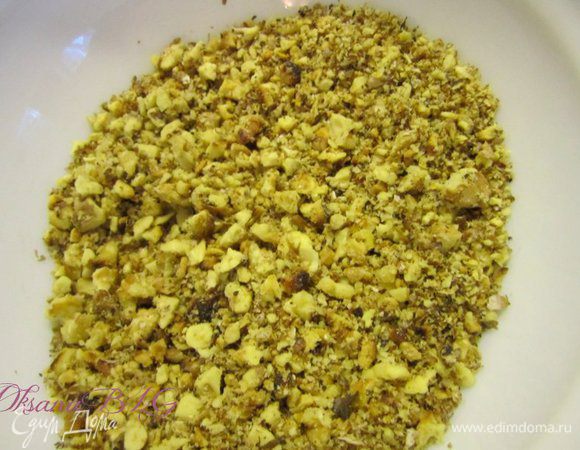 Орехи измельчить.