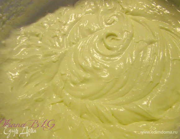 Для крема сметана и масло должны быть одинаковой комнатной температуры. Сметану взбить с сахаром, добавить мягкое масло, еще раз взбить. Крем должен получится однородный, не очень густой.