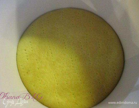 Сборка. Подготовить разъемную форму, бака можно "поднять" пергаментом или фольгой, так как торт получается достаточно высокий.