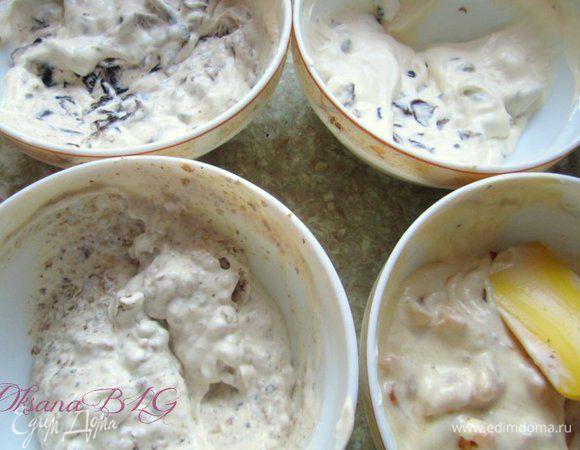 Крем разделить на 5 частей, по отдельности ввести чернослив, курагу, орехи, вишню и вареную сгущенку. Получится 5 различных прослоек.