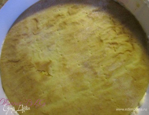 Перемазать коржи кремами. Поставить торт в холодильник на 4-6 часов для пропитки.