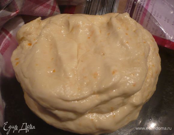 Сначала приготовим тесто. Разведем дрожжи в воде с добавлением меда. Добавим в муку, в которую мы уже положили цедру апельсина и щепотку соли. Хорошо перемешаем до однородности, добавив масло, и поставим, накрыв полотенцем в теплое место.