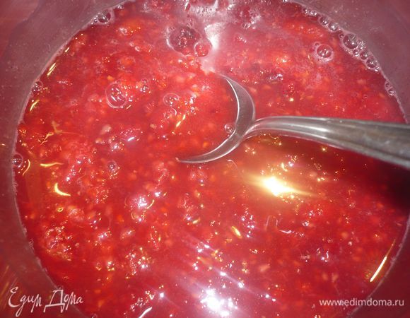 Для начинки из малины. Разведем 1 ст. л. крахмала с 1 ст. л. холодной воды или сока (например, грейпфруктового). Ягоды, добавив в них 100 мл воды, доведем до кипения, введем мед, убавим огонь, перемешаем, а затем добавим крахмал. Доведем снова до кипения, постоянно помешивая, поварим минут пять и снимем с плиты.