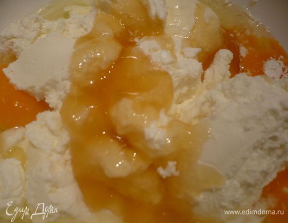 Приготовим начинку из творога. Для этого творог, 1 ст. л. крахмала, манку, яйца, сметану и мед перемешаем хорошенько в комбайне.