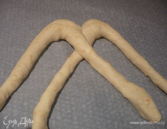 Начинаем плетение со средних жгутов. Накладываем левый внутренний на правый внутренний жгут.