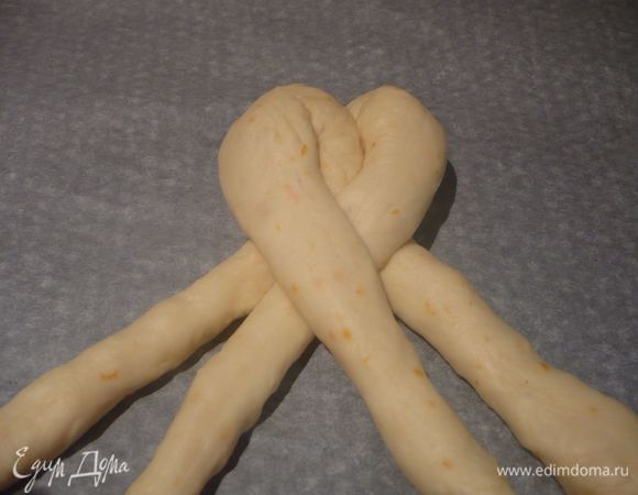 Так плетем, пока тесто не закончится, используя только внешние жгуты, начиная с правого внешнего. 