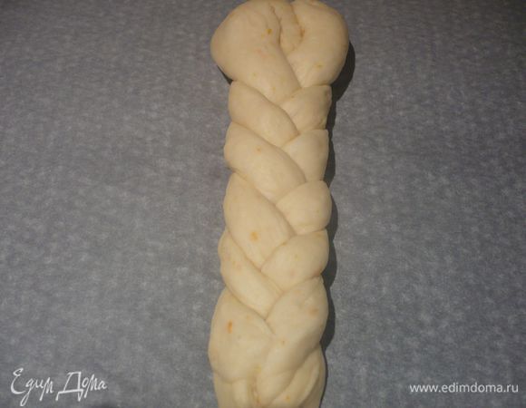 Когда тесто закончится, скручиваем кончики. Обрезаем верхушку косы примерно на 2 см и сохраняем это тесто.
