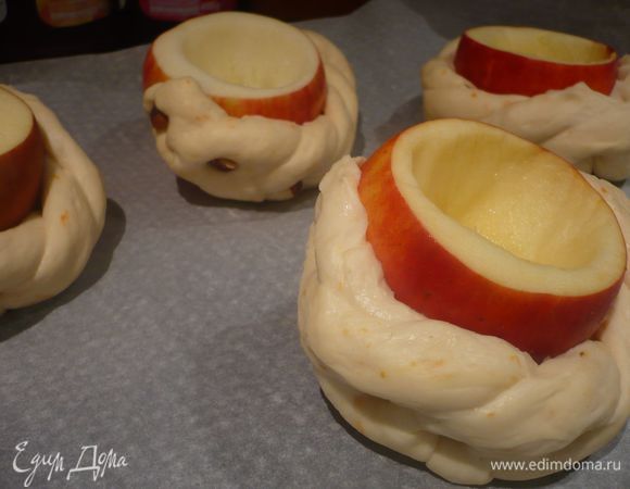 Начинаем обматывать наше яблоко косой, каждую часть косы прикрепляем к яблоку при помощи половинки миндаля.