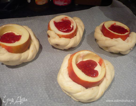 Когда яблоко оплетено, ставим его на противень, застеленный бумагой. Проделываем тоже самое с другими тремя яблоками и оставшимся тестом. Духовку разогреваем до 180 градусов. Начинаем заполнять яблоки начинкой, начиная с ягодной смеси. Сверху выкладываем творожную начинку, заканчиваем ягодной смесью. У меня осталось немного начинки, я смазала форму в 20 см маслом и заполнила ее начинкой, получился чудесный малиновый чизкейк!