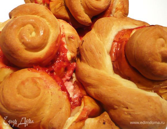 Ставим наши яблоки в духовку на полчаса. Возможно, что некоторые крышки сползут с яблок под тяжестью теста, можно вернуть их на прежнее место и продолжить запекание. Когда полчаса истекло, на пять минут включаем конвектор, после чего оставляем наши яблоки отдохнуть на пять минут в духовке. Достаем яблоки из духовки. Ах, чувствуете какой аромат! Пора к столу. Наш десерт готов!