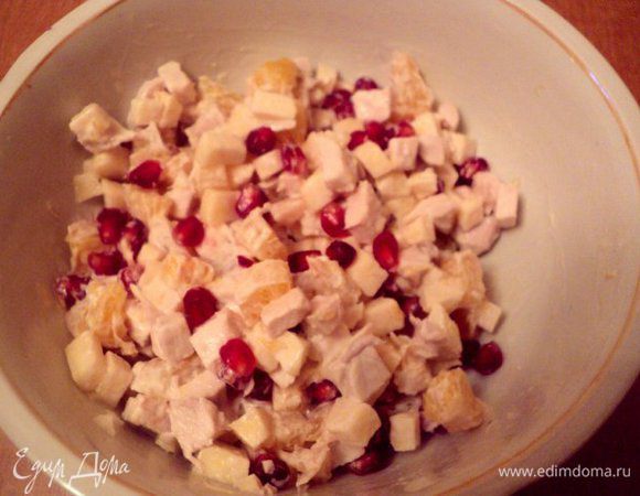 Добавить в салат зерна граната. Майонез смешать со сливками и заправить салат, посолить по вкусу.