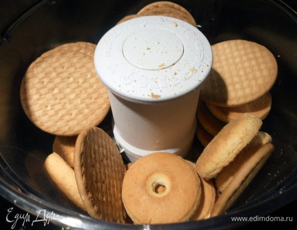 Печенье (добавьте сначала примерно 200 г , может потребоваться не все) размолоть блендером до состояния мелкой крошки. 