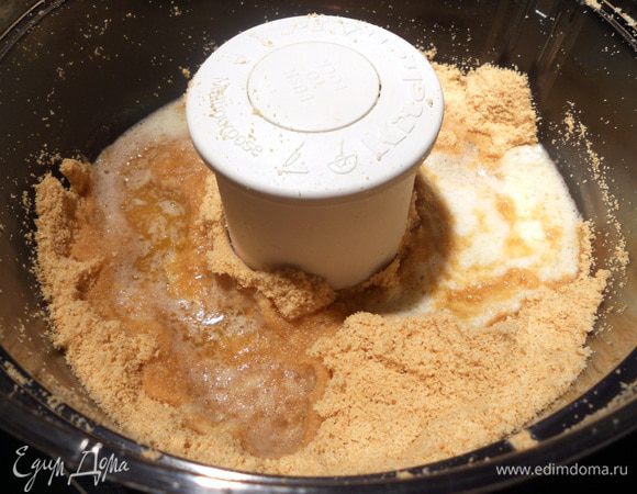 Соединить с растопленным сливочным маслом и еще немного смешать.