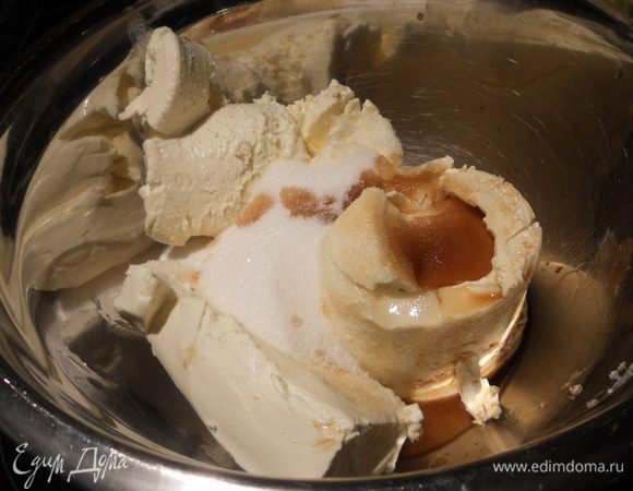 В большой миске соединить филадельфию, сахар и ванильный экстракт. Взбить миксером (без фанатизма - до тех пор, пока ингредиенты хорошо перемешаются, а сахар не будет сильно чувствоваться). 