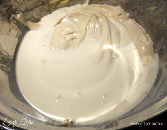 Добавить сливки и яйца и взбить еще немного.
