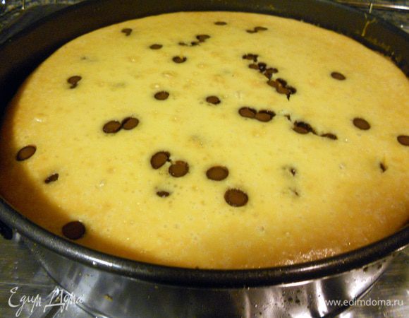 Вылить сливочную массу в форму, на песочное о снование, несколько раз по дну постучать (слегка) рукой, и поместить в духовку (120 -130 С). Выпекать примерно час, после чего огонь можно увеличить до 150+-С. Впрочем, играйте с температурой, я пишу тут приблизительные данные, а сам каждые 15 минут добавлял/прибавлял температуру:) Поскольку чизкейк высокий, время выпекания около 1,5 часов. У меня ушел 1 час и 50 минут (примерно). Огонь выключить  чизкейк оставить в духовке еще минут на  40. После чего достать, и, не вынимая из формы, полностью остудить при комнатной температуре. Затем поместить в холодильник как минимум на ночь (у меня 16 часов).
