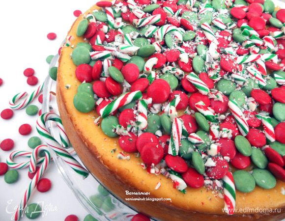 Оформить конфетами (здесь красные и зеленые шоколадные драже и полосатые мятные конфеты, раздробленные). И можно создавать себе праздничное настроение:)))) 
