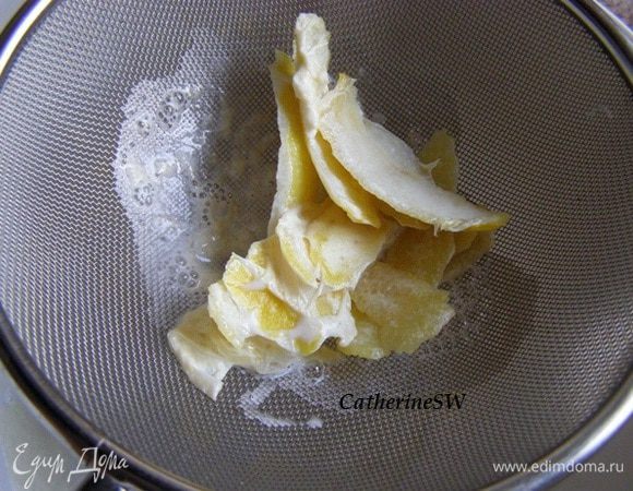 Сначала приготовим крем. Хочу сказать, что крем получился волшебно нежным и вкусным! В сотейник выльем молоко, бросим в него цедру. На небольшом огне доведем до кипения, кипятим минут пять. Процедим.