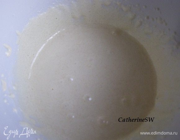 Взобьем желтки с сахаром, смешаем с мукой.
