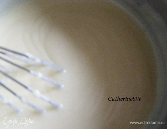 Постоянно мешая, тонкой струйкой вольем горячее молоко в смесь желтков. Перельем смесь обратно в сотейник. На медленном огне доведем смесь до кипения. Постоянно мешаем крем венчиком, чтобы не пригорел. Дадим чуть-чуть покипеть. Отставим с огня.