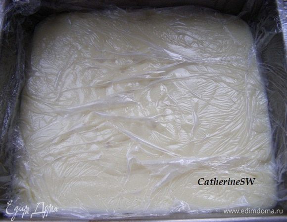 Выложим крем в плоскую посуду, чтобы его высота была не более 2-3 см, контактно накроем пищевой пленкой, остудим. Накрывать крем контактно пленкой нужно, чтобы не образовалась на поверхности корочка.