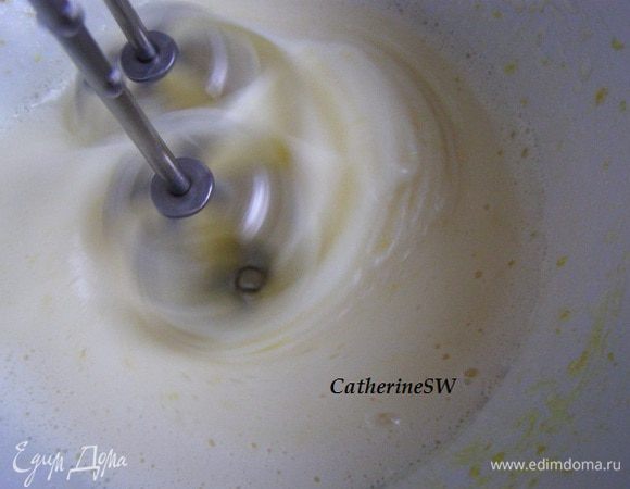 Яйца взобьем с сахаром и лимонной цедрой.