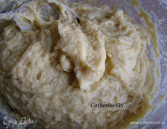 Смешаем с мукой. Получится некрутое тесто. Дадим тесту минут 5 постоять.