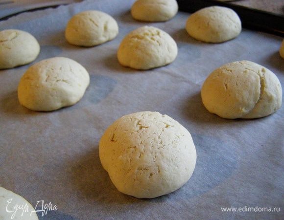 Поставим противень на средний уровень духовки, выпекаем 15 минут при 190 градусов. Печенье не должно подрумяниться.