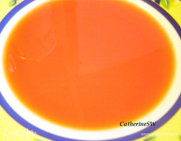 Пока печется печенье приготовим пропитку. В сотейник нальем 50 мл воды, высыпем 50 г сахара. На медленном огне растворим, переключим на сильный огонь, доведем до кипения. Отставим, добавим виски и краситель. Количество красителя регулируйте сами. Я добавила по 3/4 чайной ложки красного и желтого красителя. "Персики" получились с легким персиковым оттенком. Использовала красители от фирмы "Парфэ".