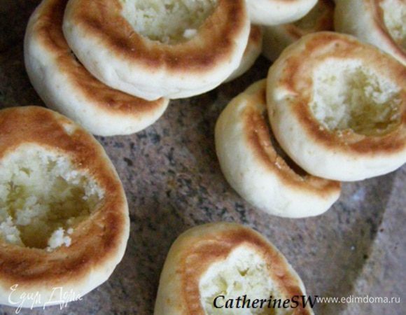 Пока печенье теплое, острым ножом вырежем в донышке полость для крема. Вырезаем аккуратно, стараясь не сломать печенье.