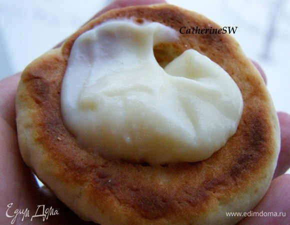 Половинки печенья начиним кремом - по одной чайной ложке в каждую.