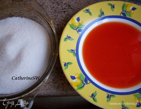 Приготовим 2 миски: одна - с сахаром, другая -  с пропиткой.