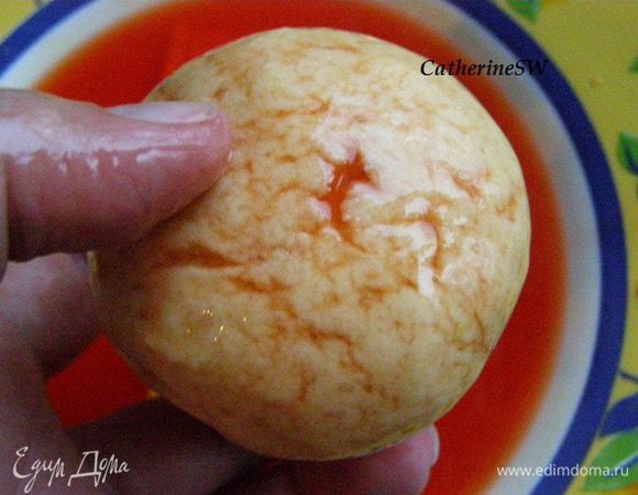 Можно печенье обмакивать в пропитку, можно смазывать кисточкой. Как вам удобнее. Я выкладывала печенье в миску с пропиткой и выдерживала там секунд по 30-60 с каждой стороны. Это было правильное решение, т.к. печенье получилось хорошо пропитанным.