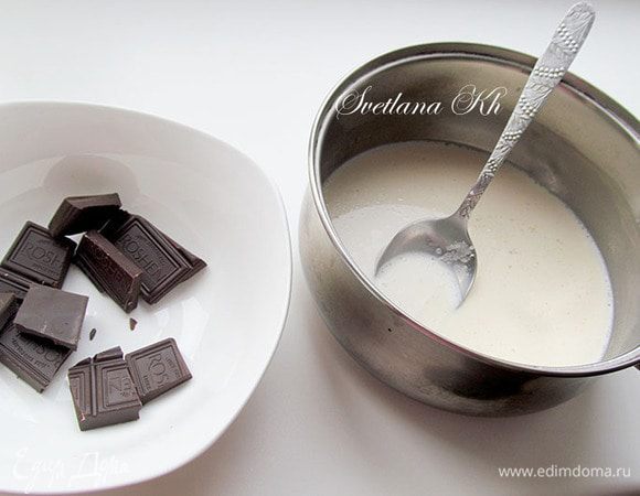 Готовим шоколадный мусс. Желатин залить водой для набухания. затем прогреть его в микро 10 сек, процедить.
В молоке растворить миндальную эссенцию, сахар, мед и нагреть на огне.
Горячее молоко соединить с измельченным шоколадом. Все смешать до однородности. Слегка охладить и добавить распущенный желатин.