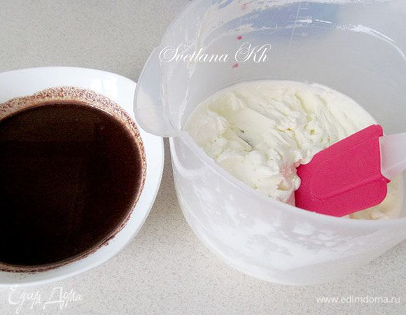 Сливки взбить до пиков. Соединить с шоколадной массой.