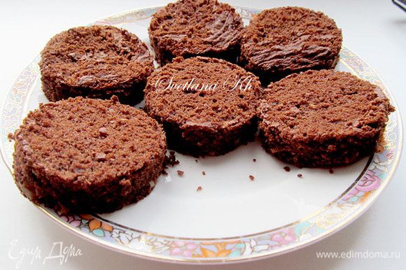 Из шоколадного бисквита вырезать 6 круглых заготовок, совпадающим по диаметру с силиконовыми формами.Бисквит по высоте получается около 3 см.Очень рыхлый и вкусный сам по себе.