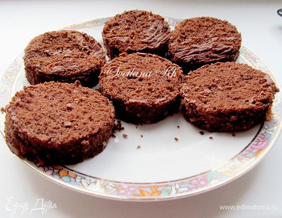 Из шоколадного бисквита вырезать 6 круглых заготовок, совпадающим по диаметру с силиконовыми формами.Бисквит по высоте получается около 3 см.Очень рыхлый и вкусный сам по себе.