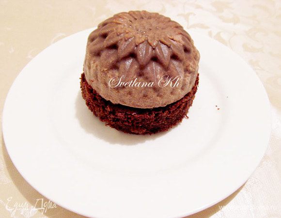 Мусс достать из морозилки и уложить на бисквит-брауни. Убрать в холодильник.