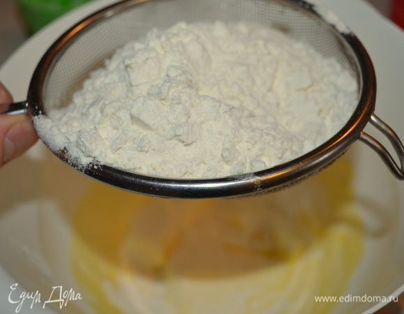 просеиваем муку с разрыхлителем, все перемешиваем