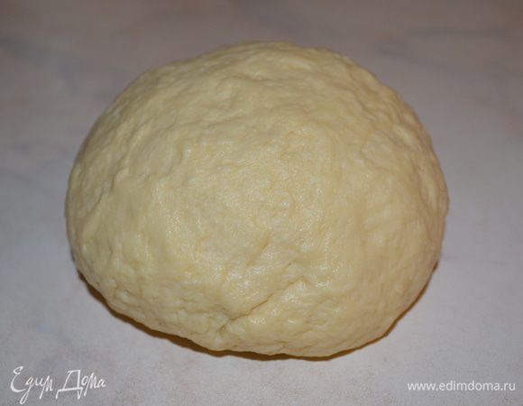 добавляем муку и месим тесто до тех пор, пока оно не станет плотным и не будет липнуть к рукам! Скатываем в шар и убираем в холодильник на 30 минут. 