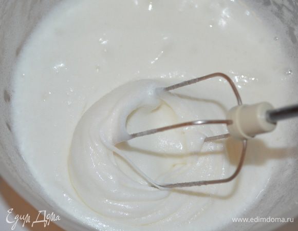 всыпаем сахар и ванилин и опять взбиваем. Белки станут тягучими и блестящими