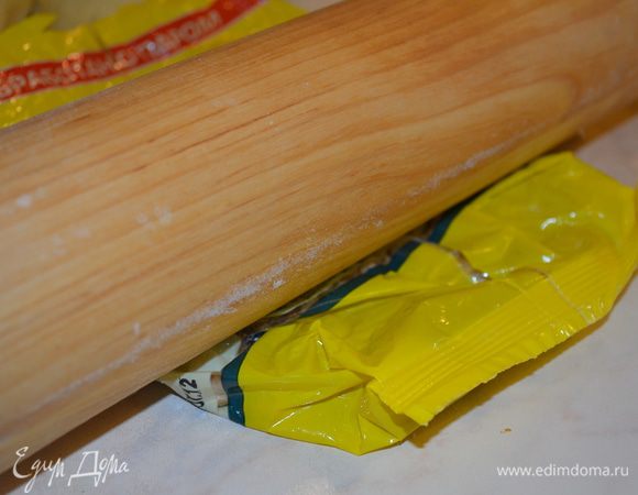 орехи кладем в пакет и прокатываем скалкой, можно также просто изрубить ножом или в блендере