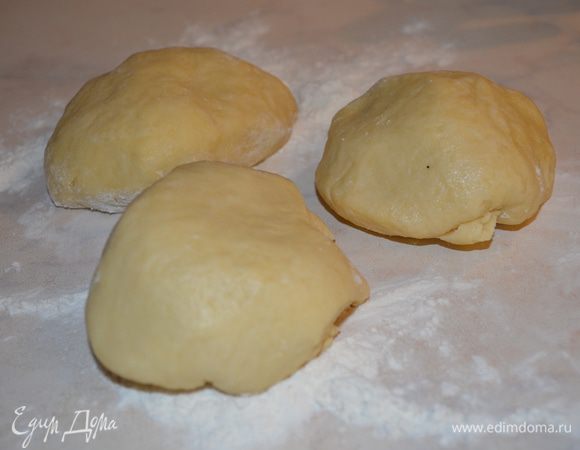 достаем тесто и режем на 3 куска